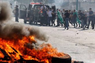 Clashes erupted in West Bank's Qusra as Israeli forces moved to evacuate a settler outpost built near Palestinian homes and used riot-control measures.