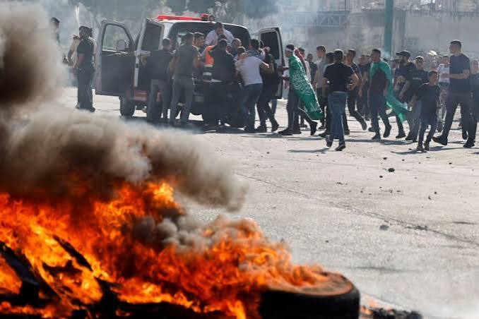 Clashes erupted in West Bank's Qusra as Israeli forces moved to evacuate a settler outpost built near Palestinian homes and used riot-control measures.