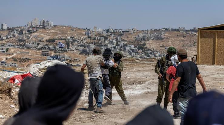 Israeli settlers attacked a US media team in the occupied West Bank, injuring two journalists and a Palestinian woman, the FPA said.