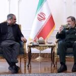 تہران: ایران نے پاکستان کو اسلامی دنیا کا عظیم اثاثہ قرار دیا ہے۔ ایران نے پاکستان کے ساتھ تعلقات مزید مضبوط بنانے کے عزم کا اظہار بھی کیا ہے۔ ایرانی سپریم نیشنل سیکیورٹی کونسل کے سیکریٹری محسن رضائی نے یہ بات کہی۔ انہوں نے تہران میں وفاقی وزیر داخلہ محسن نقوی سے ملاقات کی۔ ملاقات میں پاک ایران تعلقات اور سیکیورٹی تعاون پر بات چیت ہوئی۔ ایران پاکستان کو اسٹریٹجک معاون سمجھتا ہے محسن رضائی نے کہا کہ ایران اور پاکستان ایک دوسرے کے اسٹریٹجک معاون ہیں۔ انہوں نے پاکستانی حکومت، فوج اور عوام کو اسلامی دنیا کا عظیم اثاثہ قرار دیا۔ محسن رضائی نے کہا کہ ایران پاکستان کے ساتھ تعاون بڑھانا چاہتا ہے۔ انہوں نے سیکیورٹی تعاون مزید مضبوط بنانے کے عزم کا اظہار بھی کیا۔ ایرانی عہدیدار نے پاک ایران تعلقات میں غیر معمولی پیش رفت کی خواہش ظاہر کی۔ محسن نقوی کا پاک ایران تعلقات پر مؤقف وفاقی وزیر داخلہ محسن نقوی نے بھی ملاقات میں گفتگو کی۔ انہوں نے کہا کہ پاک ایران تعلقات گزشتہ چند ماہ میں مزید مضبوط ہوئے ہیں۔ انہوں نے دونوں ممالک کے درمیان تعاون بڑھانے کی ضرورت پر زور دیا۔ ملاقات میں علاقائی صورتحال پر بھی تبادلہ خیال کیا گیا۔ دونوں رہنماؤں نے باہمی دلچسپی کے امور پر بھی گفتگو کی۔ ایرانی صدر سے بھی ملاقات محسن نقوی نے تہران میں ایرانی صدر مسعود پزشکیان سے بھی ملاقات کی۔ ذرائع کے مطابق انہوں نے وزیراعظم شہباز شریف کا پیغام پہنچایا۔ انہوں نے فیلڈ مارشل سید عاصم منیر کا خصوصی پیغام بھی دیا۔ محسن نقوی نے ایرانی صدر کو مکہ مشترکہ دفاعی معاہدے پر بریفنگ دی۔ یہ معاہدہ پاکستان، سعودی عرب اور ترکیہ کے درمیان ہوا ہے۔ ایران مختلف شعبوں میں تعاون بڑھانے کا خواہاں ایرانی صدر مسعود پزشکیان نے بھی پاک ایران تعلقات پر گفتگو کی۔ انہوں نے کہا کہ ایران پاکستان کے ساتھ تعلقات مزید گہرے کرنا چاہتا ہے۔ انہوں نے مختلف شعبوں میں تعاون بڑھانے کی خواہش ظاہر کی۔ ان شعبوں میں سیاست، معیشت، تجارت اور ثقافت شامل ہیں۔ سیکیورٹی کے شعبے میں بھی تعاون بڑھانے پر زور دیا گیا۔ پاکستانی قیادت کی دلچسپی کو سراہا صدر مسعود پزشکیان نے پاکستانی قیادت کی دلچسپی کو سراہا۔ انہوں نے وزیراعظم شہباز شریف کے تعاون کو قابل قدر قرار دیا۔ ایرانی صدر نے دیگر پاکستانی حکام کی کوششوں کو بھی سراہا۔ انہوں نے کہا کہ ایران کے ساتھ تعلقات بڑھانے کی خواہش قابل قدر ہے۔ پاک ایران تعلقات میں نئی پیش رفت حالیہ ملاقاتیں پاک ایران روابط میں اہم پیش رفت ہیں۔ دونوں ممالک مختلف شعبوں میں تعاون بڑھانے کی کوشش کر رہے ہیں۔ سیکیورٹی تعاون بھی دونوں ممالک کے لیے اہم موضوع ہے۔ تجارت اور اقتصادی روابط بڑھانے پر بھی توجہ دی جا رہی ہے۔ پاکستان اور ایران علاقائی امن کے لیے بھی رابطے جاری رکھے ہوئے ہیں۔ حالیہ اعلیٰ سطحی ملاقاتوں سے دوطرفہ تعلقات مزید مضبوط ہونے کی امید پیدا ہوئی ہے۔