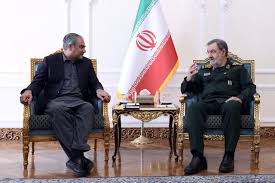 تہران: ایران نے پاکستان کو اسلامی دنیا کا عظیم اثاثہ قرار دیا ہے۔ ایران نے پاکستان کے ساتھ تعلقات مزید مضبوط بنانے کے عزم کا اظہار بھی کیا ہے۔ ایرانی سپریم نیشنل سیکیورٹی کونسل کے سیکریٹری محسن رضائی نے یہ بات کہی۔ انہوں نے تہران میں وفاقی وزیر داخلہ محسن نقوی سے ملاقات کی۔ ملاقات میں پاک ایران تعلقات اور سیکیورٹی تعاون پر بات چیت ہوئی۔ ایران پاکستان کو اسٹریٹجک معاون سمجھتا ہے محسن رضائی نے کہا کہ ایران اور پاکستان ایک دوسرے کے اسٹریٹجک معاون ہیں۔ انہوں نے پاکستانی حکومت، فوج اور عوام کو اسلامی دنیا کا عظیم اثاثہ قرار دیا۔ محسن رضائی نے کہا کہ ایران پاکستان کے ساتھ تعاون بڑھانا چاہتا ہے۔ انہوں نے سیکیورٹی تعاون مزید مضبوط بنانے کے عزم کا اظہار بھی کیا۔ ایرانی عہدیدار نے پاک ایران تعلقات میں غیر معمولی پیش رفت کی خواہش ظاہر کی۔ محسن نقوی کا پاک ایران تعلقات پر مؤقف وفاقی وزیر داخلہ محسن نقوی نے بھی ملاقات میں گفتگو کی۔ انہوں نے کہا کہ پاک ایران تعلقات گزشتہ چند ماہ میں مزید مضبوط ہوئے ہیں۔ انہوں نے دونوں ممالک کے درمیان تعاون بڑھانے کی ضرورت پر زور دیا۔ ملاقات میں علاقائی صورتحال پر بھی تبادلہ خیال کیا گیا۔ دونوں رہنماؤں نے باہمی دلچسپی کے امور پر بھی گفتگو کی۔ ایرانی صدر سے بھی ملاقات محسن نقوی نے تہران میں ایرانی صدر مسعود پزشکیان سے بھی ملاقات کی۔ ذرائع کے مطابق انہوں نے وزیراعظم شہباز شریف کا پیغام پہنچایا۔ انہوں نے فیلڈ مارشل سید عاصم منیر کا خصوصی پیغام بھی دیا۔ محسن نقوی نے ایرانی صدر کو مکہ مشترکہ دفاعی معاہدے پر بریفنگ دی۔ یہ معاہدہ پاکستان، سعودی عرب اور ترکیہ کے درمیان ہوا ہے۔ ایران مختلف شعبوں میں تعاون بڑھانے کا خواہاں ایرانی صدر مسعود پزشکیان نے بھی پاک ایران تعلقات پر گفتگو کی۔ انہوں نے کہا کہ ایران پاکستان کے ساتھ تعلقات مزید گہرے کرنا چاہتا ہے۔ انہوں نے مختلف شعبوں میں تعاون بڑھانے کی خواہش ظاہر کی۔ ان شعبوں میں سیاست، معیشت، تجارت اور ثقافت شامل ہیں۔ سیکیورٹی کے شعبے میں بھی تعاون بڑھانے پر زور دیا گیا۔ پاکستانی قیادت کی دلچسپی کو سراہا صدر مسعود پزشکیان نے پاکستانی قیادت کی دلچسپی کو سراہا۔ انہوں نے وزیراعظم شہباز شریف کے تعاون کو قابل قدر قرار دیا۔ ایرانی صدر نے دیگر پاکستانی حکام کی کوششوں کو بھی سراہا۔ انہوں نے کہا کہ ایران کے ساتھ تعلقات بڑھانے کی خواہش قابل قدر ہے۔ پاک ایران تعلقات میں نئی پیش رفت حالیہ ملاقاتیں پاک ایران روابط میں اہم پیش رفت ہیں۔ دونوں ممالک مختلف شعبوں میں تعاون بڑھانے کی کوشش کر رہے ہیں۔ سیکیورٹی تعاون بھی دونوں ممالک کے لیے اہم موضوع ہے۔ تجارت اور اقتصادی روابط بڑھانے پر بھی توجہ دی جا رہی ہے۔ پاکستان اور ایران علاقائی امن کے لیے بھی رابطے جاری رکھے ہوئے ہیں۔ حالیہ اعلیٰ سطحی ملاقاتوں سے دوطرفہ تعلقات مزید مضبوط ہونے کی امید پیدا ہوئی ہے۔