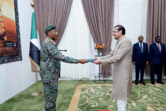 Pakistan’s Ambassador Atif Sharif Mian presents his credentials to General Abdel Fattah Al-Burhan and reaffirms support for Sudan’s unity and peace.