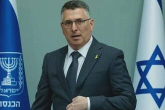 Israel will close the British consulate in East Jerusalem and bar 12 Britons after the UK announced sanctions on West Bank settlements.
