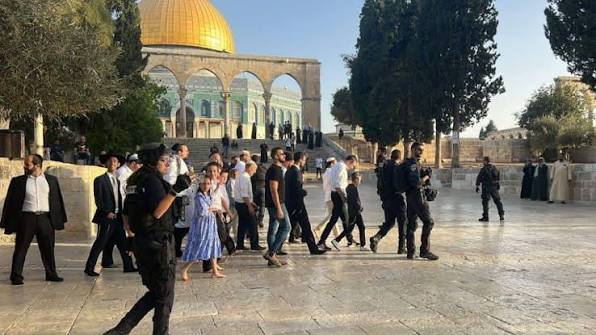 Palestinian sources say 169 Israeli settlers entered the Al-Aqsa Mosque compound under heavy security as tensions rise during Jewish holidays