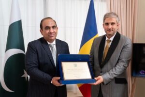 Pakistan’s Embassy in Romania honors the Madrigal Choir for its rendition of Pakistan’s national anthem and highlights cultural ties between both countries.