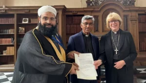 Tahir Mahmood Ashrafi receives the 2026 Hubert Walter Award in London for his work in peace, reconciliation and interfaith cooperation.