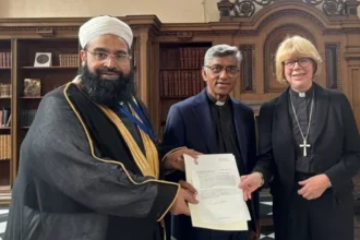 Tahir Mahmood Ashrafi receives the 2026 Hubert Walter Award in London for his work in peace, reconciliation and interfaith cooperation.