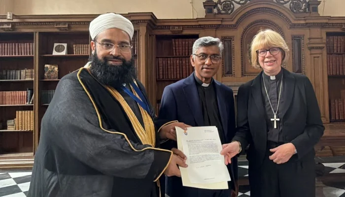 Tahir Mahmood Ashrafi receives the 2026 Hubert Walter Award in London for his work in peace, reconciliation and interfaith cooperation.