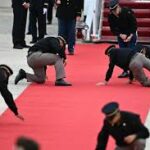 A 12-second video showing US military personnel adjusting a 30-metre red carpet before Xi Jinping’s arrival at Joint Base Andrews has gone viral.