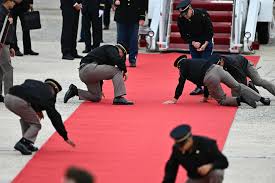 A 12-second video showing US military personnel adjusting a 30-metre red carpet before Xi Jinping’s arrival at Joint Base Andrews has gone viral.
