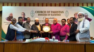 Church of Pakistan presents the Global Peace Award to Tahir Ashrafi for his efforts to promote peace, interfaith harmony and religious tolerance.