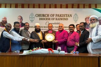 Church of Pakistan presents the Global Peace Award to Tahir Ashrafi for his efforts to promote peace, interfaith harmony and religious tolerance.