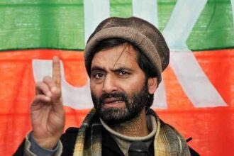 Kashmiri leader Yasin Malik has refused to continue defending his case in an Indian court, saying he no longer has confidence in the Indian judicial system.